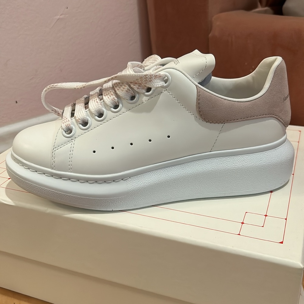 ALEXANDER MCQUEEN "LARRY" SNEAKER IN WHITE / PATCHOULI